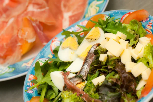Salade fraîche mélangée avec œufs, anchois et roquette. Jambon et mel — Photo