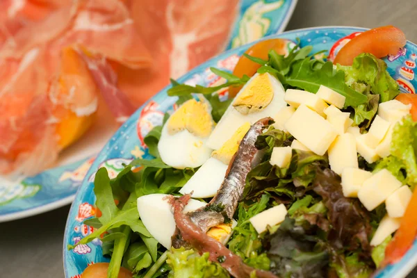 Färsk blandad sallad med ägg, ansjovis och rucola. skinka och mel — Stockfoto