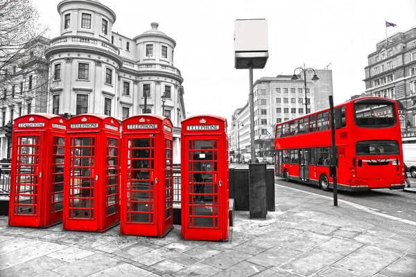 LONDEN - 17 maart: dubbeldekker bus, rode telefooncellen en un — Stockfoto