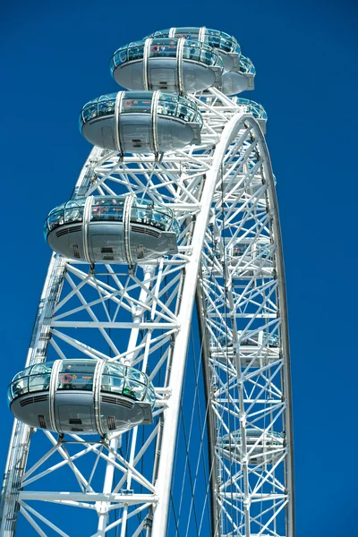Londyn - 19 marca: london eye, wzniesiony w 1999, jest olbrzymi — Zdjęcie stockowe