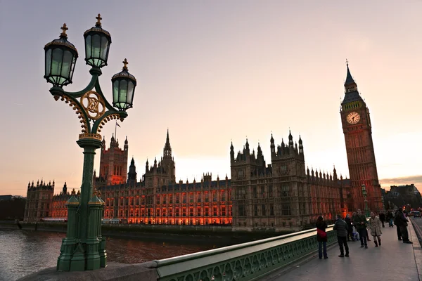 LONDRA - 17 MARZO: Big Ben e la casa del Parlamento all'inizio anche — Foto Stock