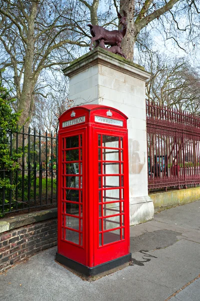 红色电话亭附近肯辛顿花园，伦敦，英国. — 图库照片