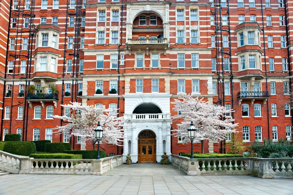 Typical palace near kensington garden, London, UK. — Stock Photo, Image