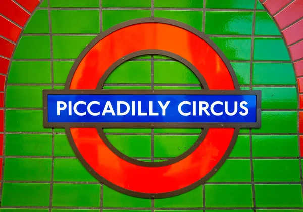 Londen, Engeland - 15 maart: ondergrondse piccadilly circus buis s — Stockfoto