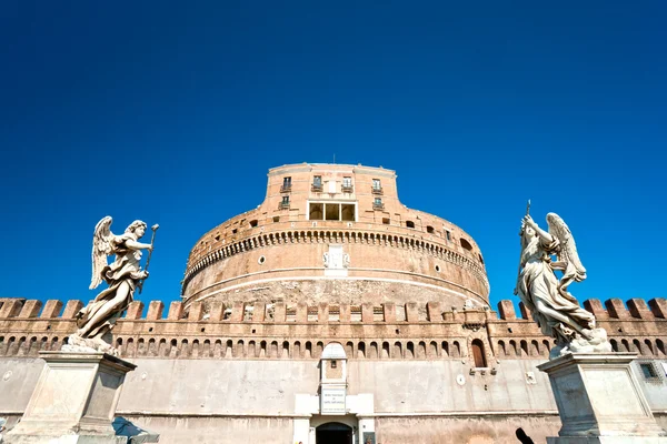 Castel sant'angelo och Berninis staty på bron, Rom, ita — Stockfoto