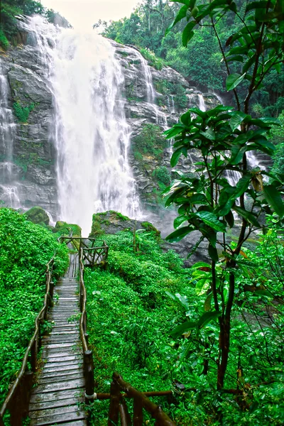 Cachoeira no norte da Tailândia . — Fotografia de Stock