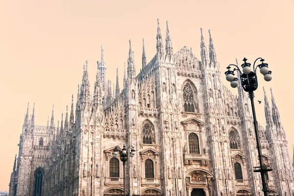 MILÃO - DEZEMBRO 11: Turistas na Piazza Duomo em 11 de dezembro, 20 — Fotografia de Stock