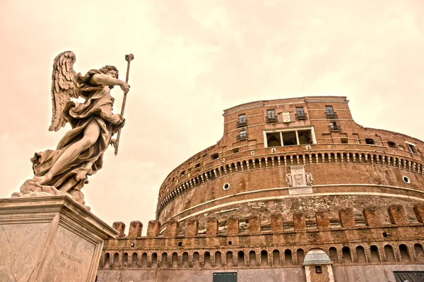 Castel sant'angelo a Berniniho socha na západ slunce, Řím, Itálie. — Stock fotografie