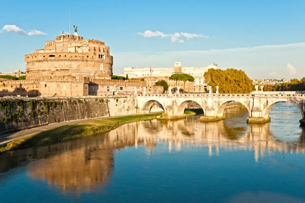 Castel sant'angelo och Berninis staty på bron, Rom, ita — Stockfoto