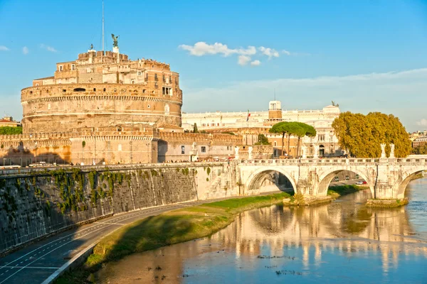 Castel sant'angelo och Berninis staty på bron, Rom, ita — Stockfoto