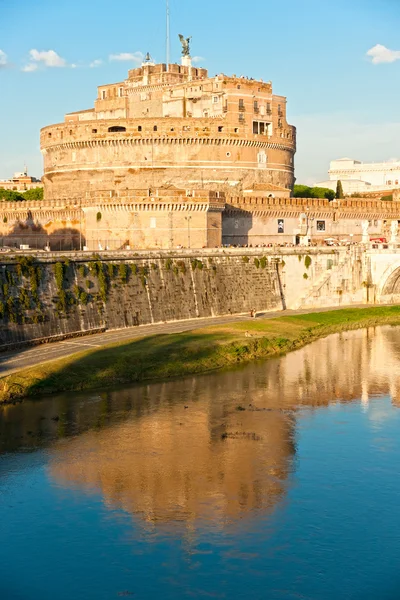 Castel sant'angelo en bernini's standbeeld op de brug, rome, Italië. — Stockfoto