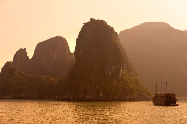 Halong bay, vietnam. světového dědictví UNESCO. — Stock fotografie
