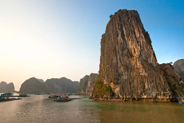 Halong bay, vietnam. světového dědictví UNESCO. — Stock fotografie