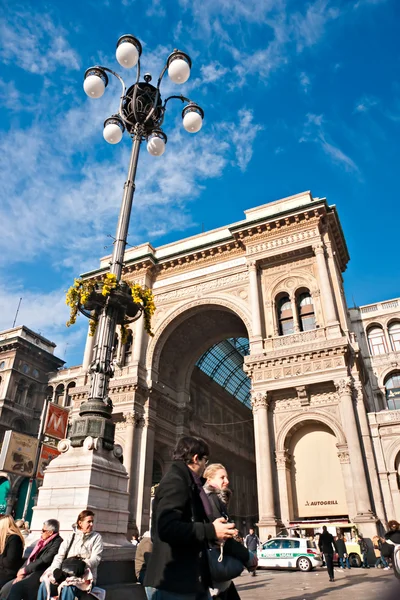 밀라노-12 월 11 일: 관광객 비토리오 에마누엘레 담 앞 — 스톡 사진