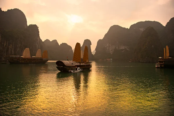 Baie d'Halong, Vietnam. Site du patrimoine mondial de l'Unesco . — Photo