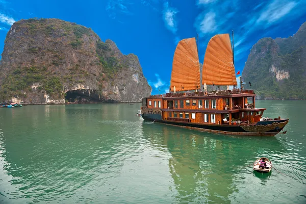 Halong bay, vietnam. UNESCO werelderfgoed. — Stockfoto