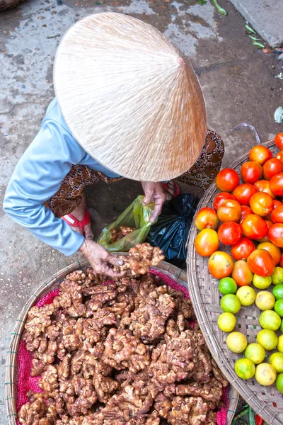 Vietnami nő, értékesítés gyömbért egy piac, Ho Si minh-város, V — Stock Fotó