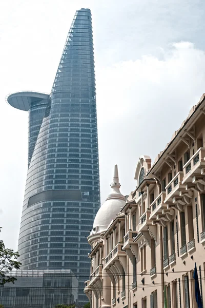 Ho Chi Minh City - 18 December: Thre Bitexco finansiella tornet är — Stockfoto