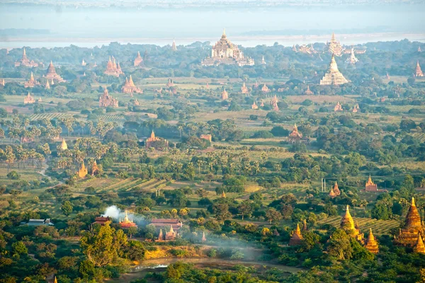Vista do templo Dhammayangyi, do balão de ar quente em su — Fotografia de Stock