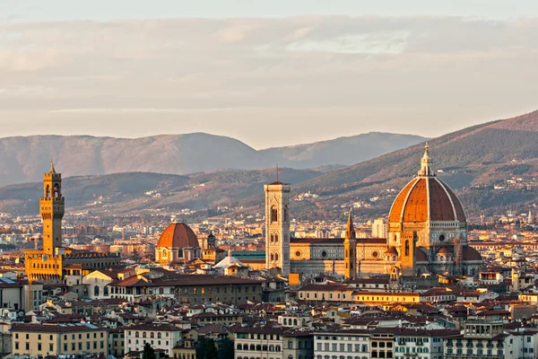 Florens, utsikt över duomo och Giottos klocktorn och santa croce — Stockfoto