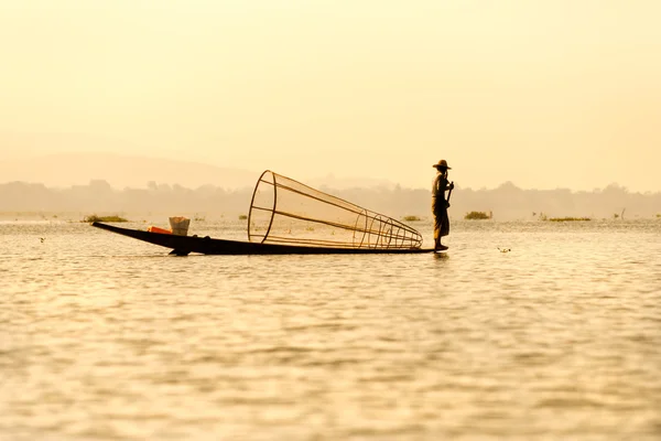 Fiskare i inle lake, myanmar. — Stockfoto