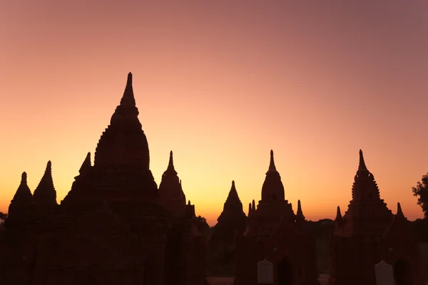 Silhouet van boeddhistische pagodes bij zonsopgang, bagan, myanmar. — Stockfoto