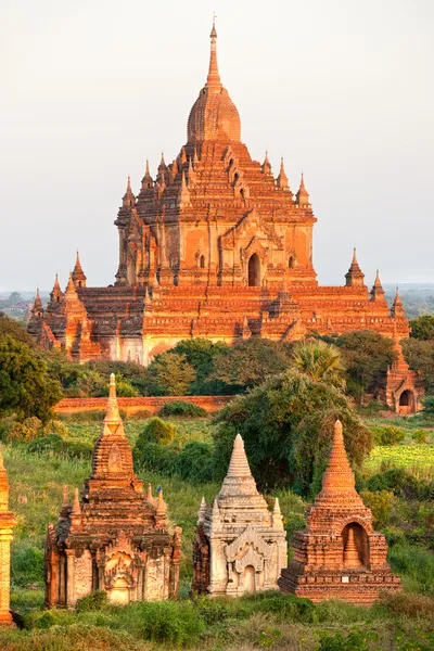 Bagan i solnedgången, myanmar. — Stockfoto