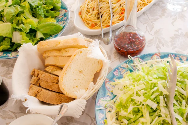 Espaguete com pão e salada — Fotografia de Stock