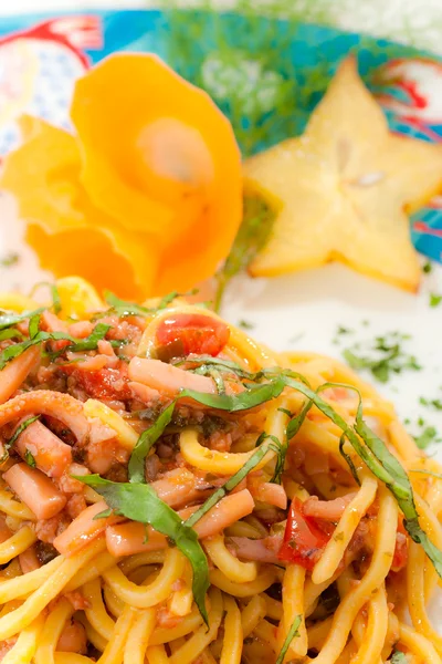 Espaguetis con mariscos con decoración — Foto de Stock