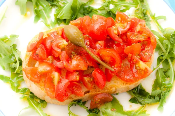 Bruschetta fresca con tomate, albahaca y alcaparra . — Foto de Stock
