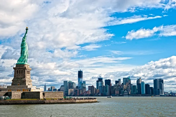 Het standbeeld van vrijheid en manhattan skyline, new york city. Verenigde Staten. Stockafbeelding