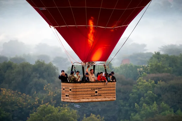 Bagan - 29 november: toerist in een hete luchtballon over de pla Rechtenvrije Stockfoto's