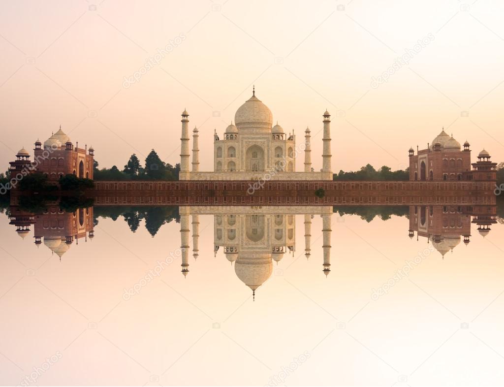 Taj Mahal at sunset, Agra, Uttar Pradesh, India.