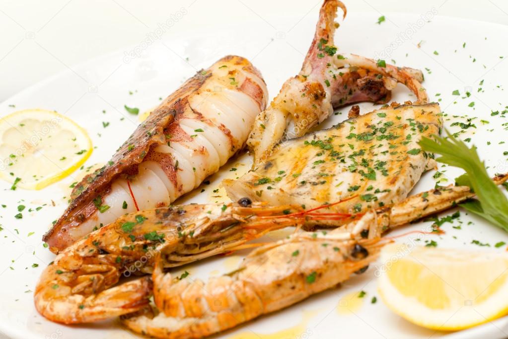 Mix grilled fish in a decorated dish.