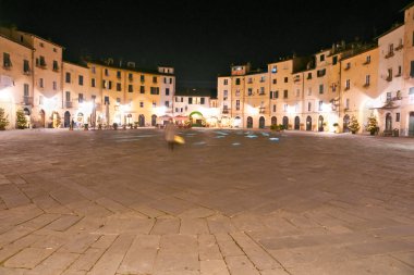 Lucca - piazza anfiteatro gece. Toskana, İtalya.