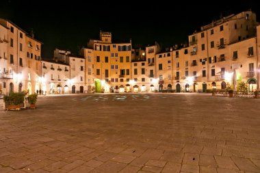 Lucca - piazza anfiteatro gece. Toskana, İtalya.