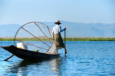 inle Gölü 'nde balıkçı, Myanmar.