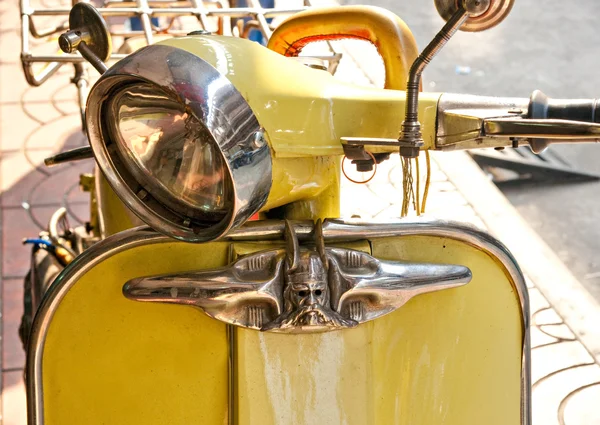 Yellow vespa. Bangkok. — Stock Photo, Image