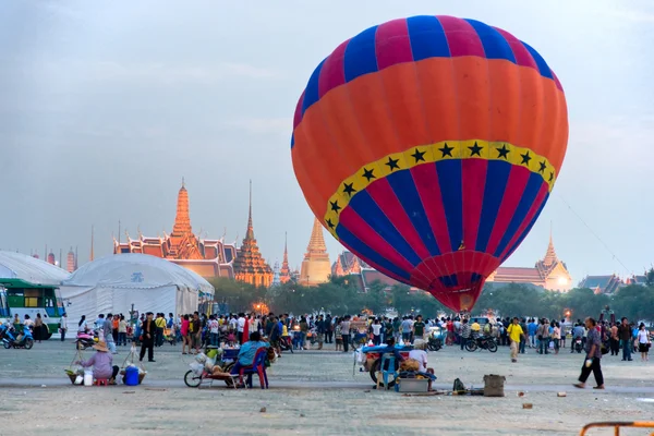 Воздушный шар возле храма Ват Пхра Кео, Бангкок, Таиланд . — стоковое фото