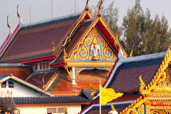 Chrám a dům na chao praya řeka, bangkok, Thajsko. — Stock fotografie