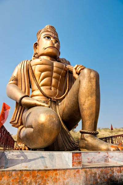 Grote bronzen hanuman standbeeld in de buurt van delhi, india. — Stockfoto
