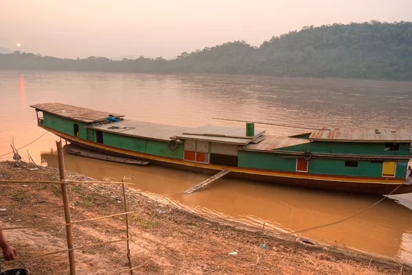 Naplemente a mekong folyón, luang prabang, Laosz. — Stock Fotó