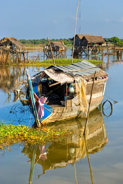 Floating House and Houseboat on the Tonle Sap lake, Cambodia. — Stock Photo, Image