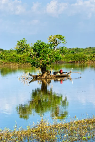 Floating House and Houseboat on the Tonle Sap lake, Cambodia. — Stock Photo, Image