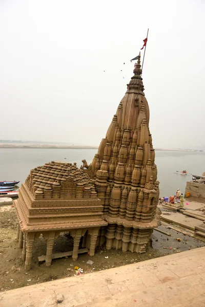 Tempio danneggiato sul Gange, Varanasi (Benares ) — Foto Stock