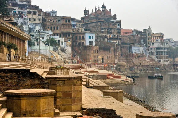Varanasi (benares) v mlhavé den. — Stock fotografie