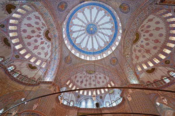 Las hermosas cúpulas decoradas de la Mezquita Azul, Estambul, Tu — Foto de Stock