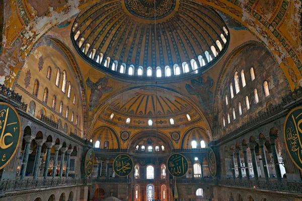 La hermosa cúpula decorada de la mezquita de Santa Sofía, Estambul , —  Fotos de Stock