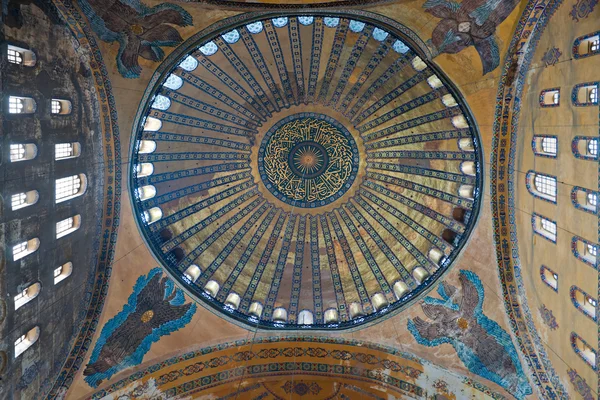 A bela cúpula decorada da mesquita Hagia Sophia, Istambul , — Fotografia de Stock