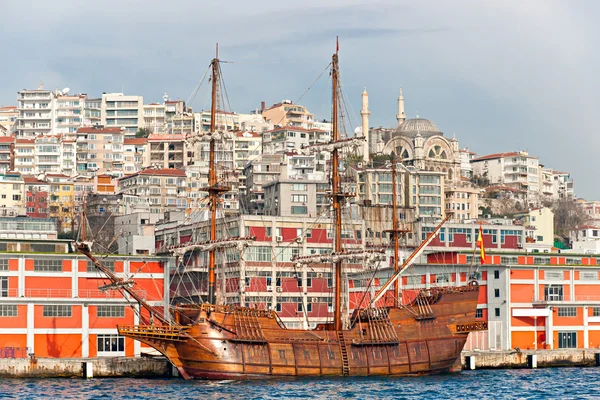 Красивые старые корабли в Стамбуле, Турция . — стоковое фото
